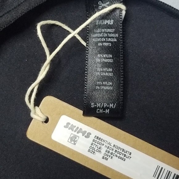 New! Skims ESSENTIAL SCOOP NECK BODYSUIT Top Shirt Onyx Black Small Medium - Picture 3 of 4